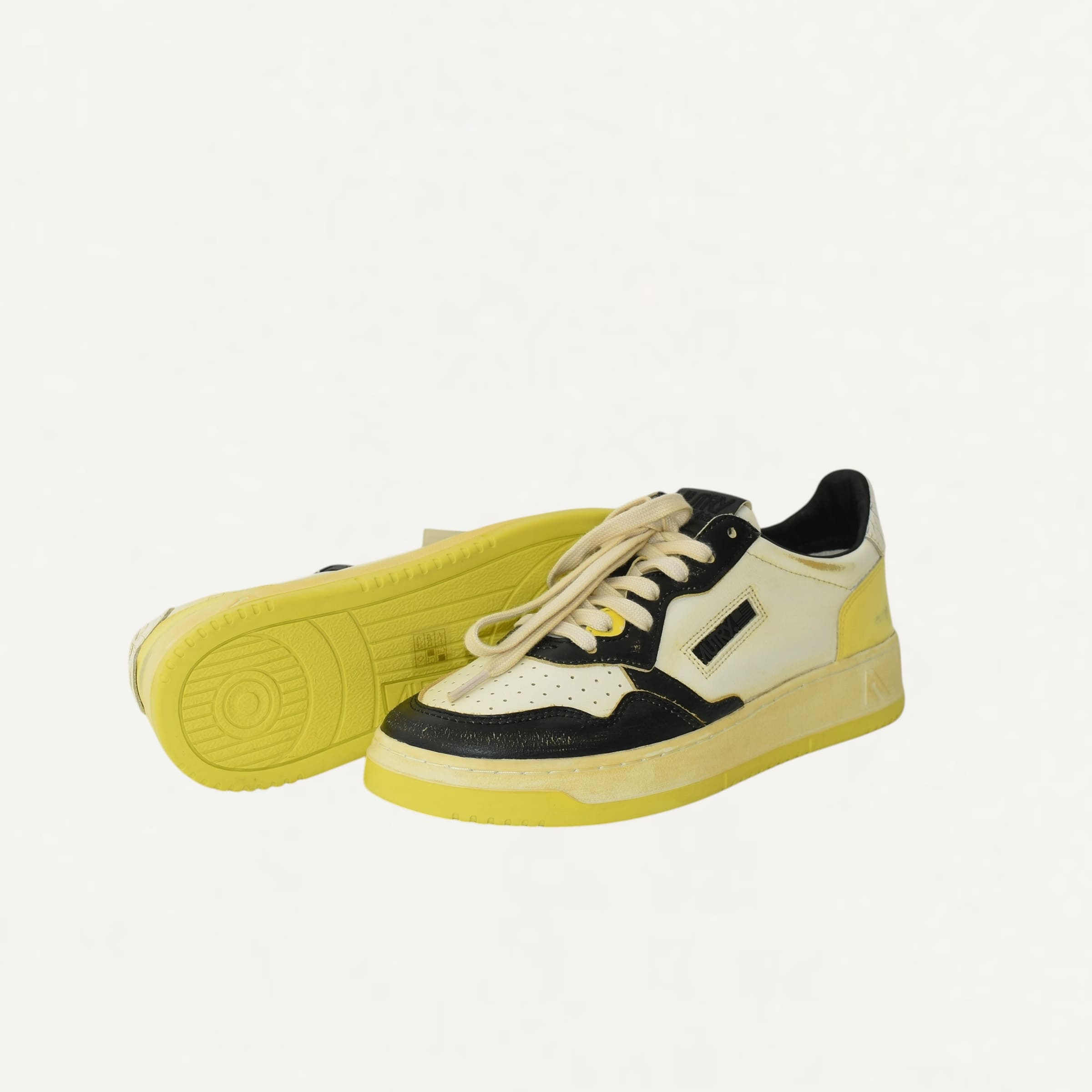 AUTRY MEDALIST LOW SUPER VINTAGE SNEAKERS IN BUTTERCUP AND BLACK LEATHER[5131-SAVLMLB02]