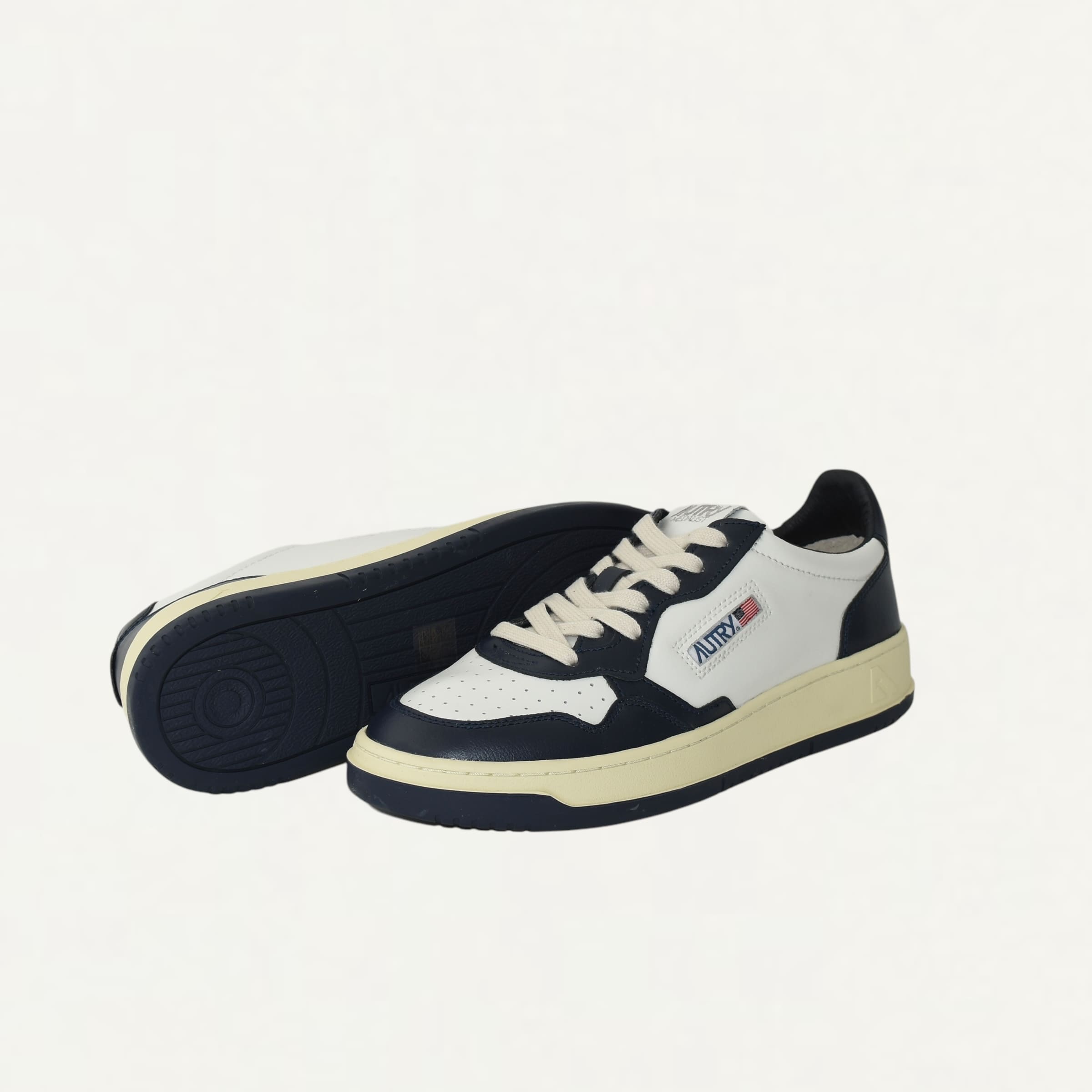 AUTRY MEDALIST LOW BICOLOR SNEAKERS IN WHITE AND BLUE LEATHER[5131SAULMWB04]