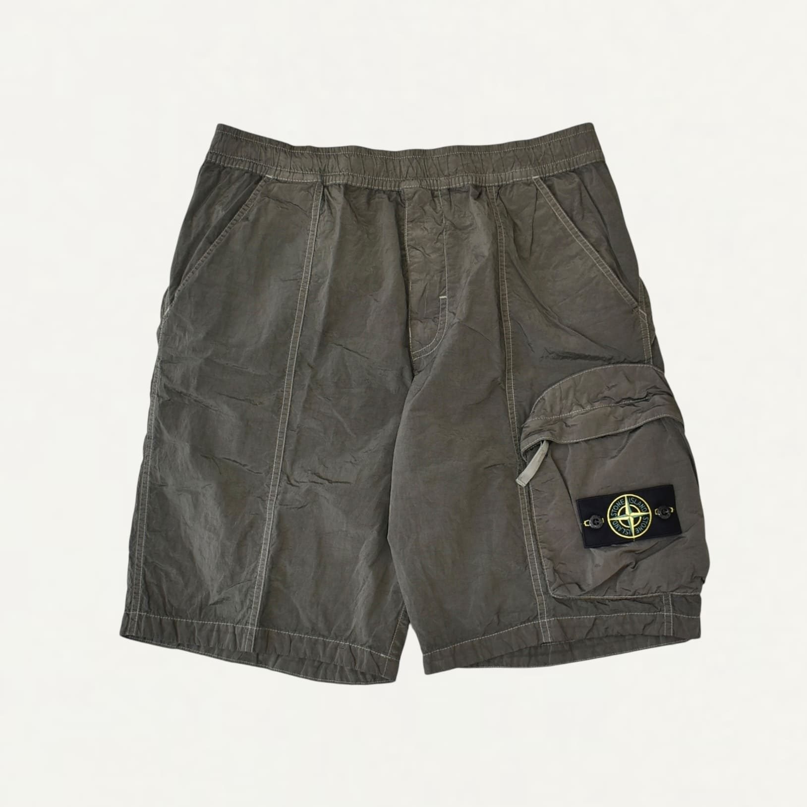 STONE ISLAND L100007 NYLON METAL IN ECONYL® Comfort fit cargo Bermuda shorts with elasticated waistband Military[K1S15L100007]